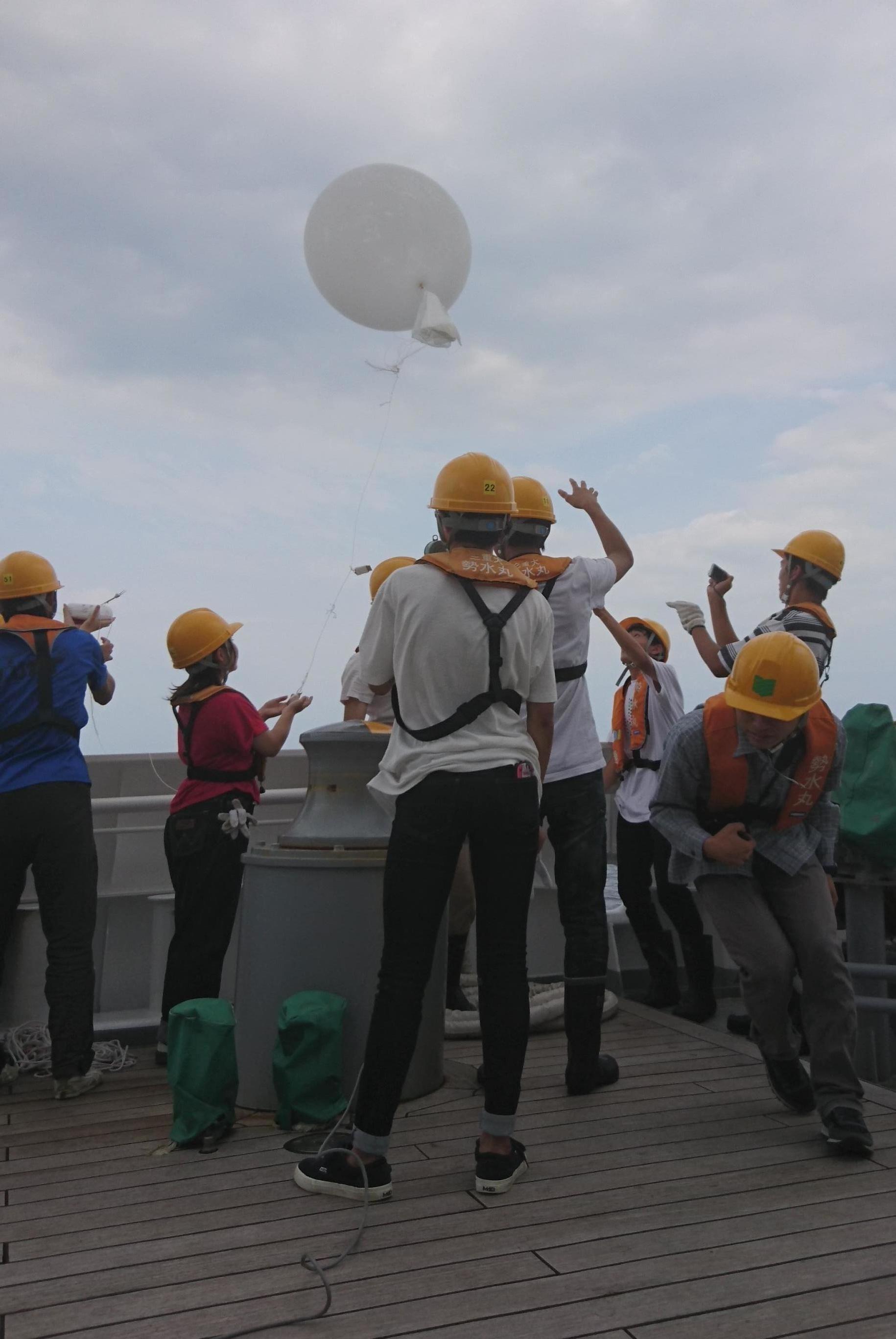 ラジオソンデによる海上大気調査