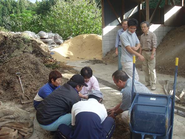 生ごみ堆肥化技術の教育を行う有機農家(三重)